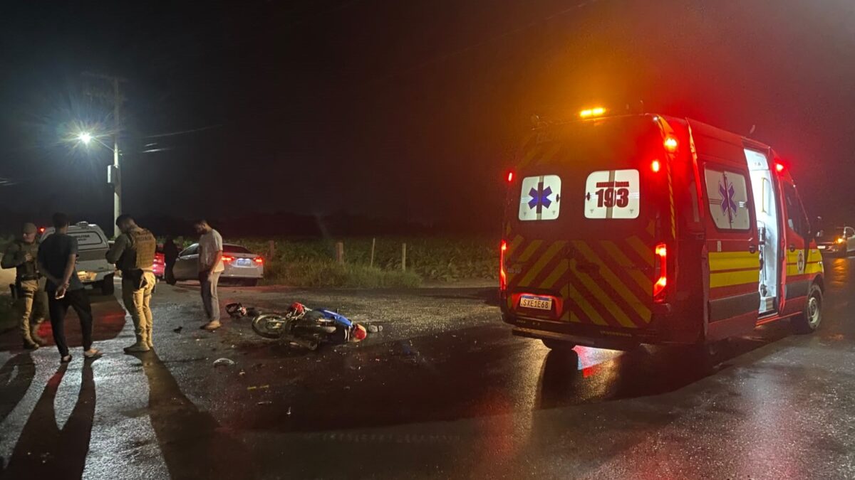 Bombeiros de Morro da Fumaça auxiliam atendimento de mulher ferida em acidente entre moto e caminhão