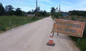 Ponte entre Morro da Fumaça e Içara é interditada para veículos pesados 