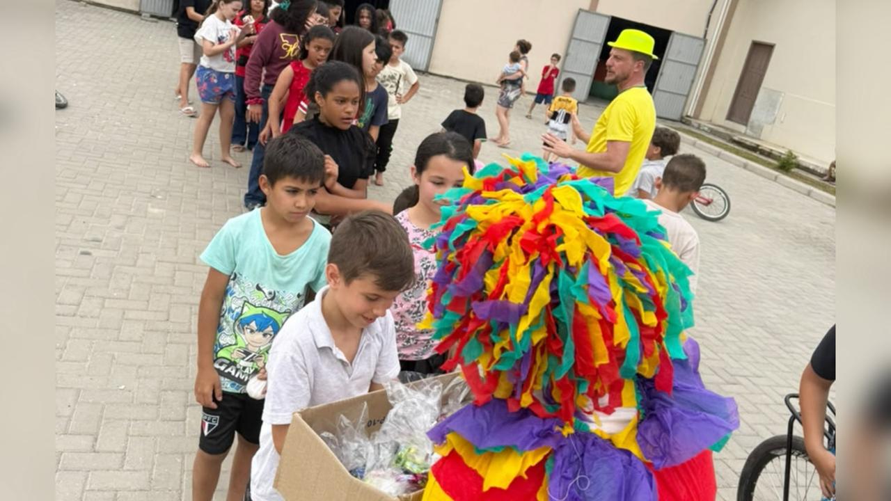 Associação de Moradores do Bairro Naspolini promove tarde especial para crianças