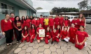 Alunos do Centro Educacional Davi visitam a instituição Nossa Casa e entregam doações