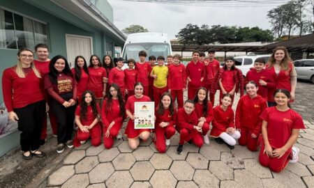 Alunos do Centro Educacional Davi visitam a instituição Nossa Casa e entregam doações