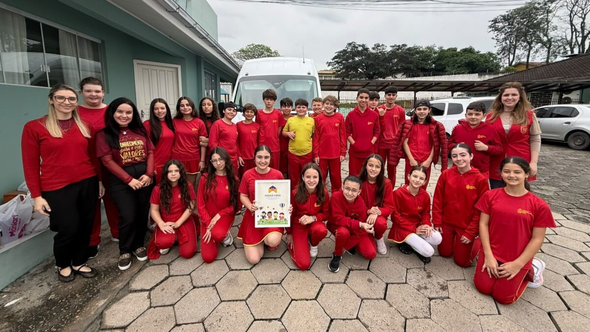 Alunos do Centro Educacional Davi visitam a instituição Nossa Casa e entregam doações