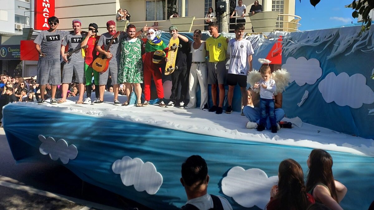 Desfile da FJF 2026 terá programação especial e música ao vivo após a apresentação