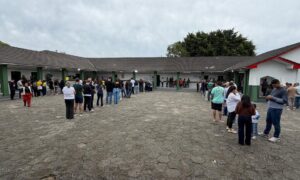 Filas e demora marcam a votação no maior Colégio Eleitoral de Morro da Fumaça