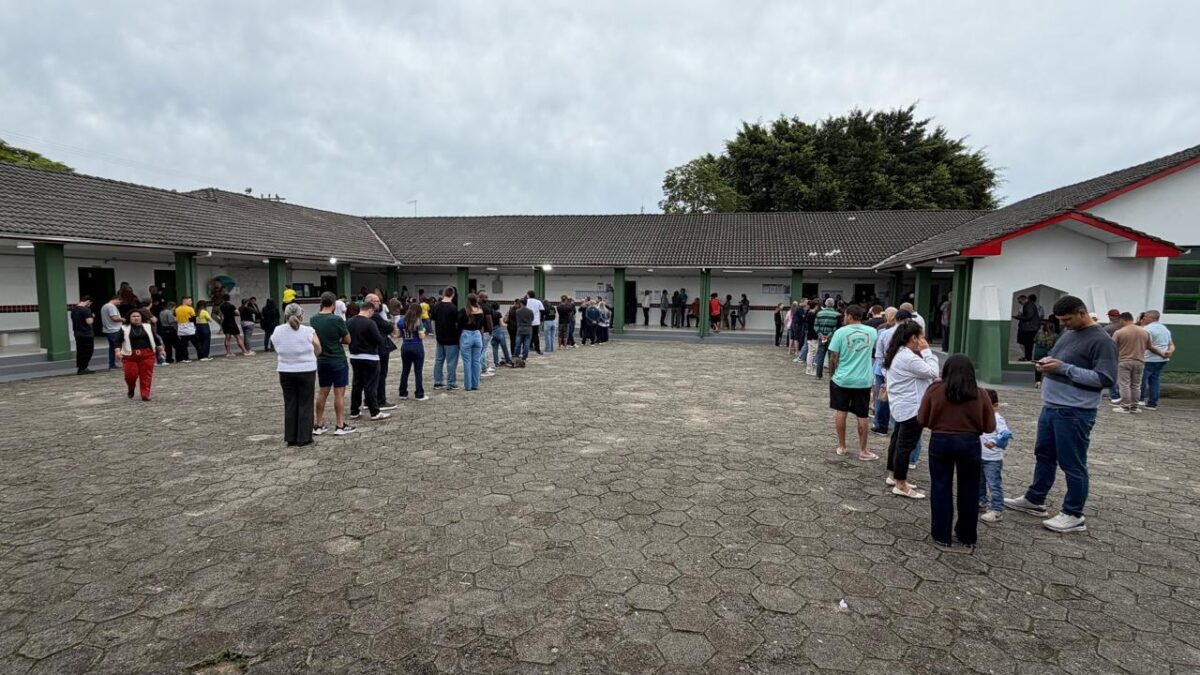 Filas e demora marcam a votação no maior Colégio Eleitoral de Morro da Fumaça