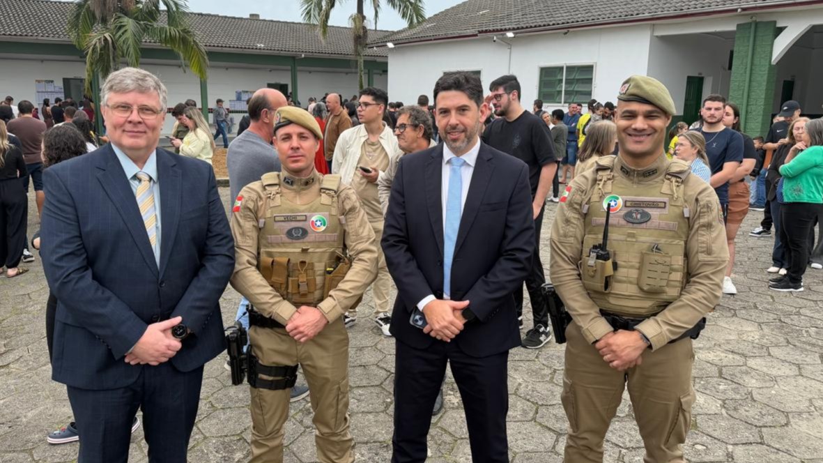 Autoridades acompanham votação e avaliam manhã tranquila em Morro da Fumaça