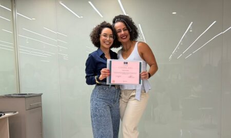 Evelyn Jesuino participa de especialização em cabelos cacheados e crespos com Mabel Garcia, em Belo Horizonte