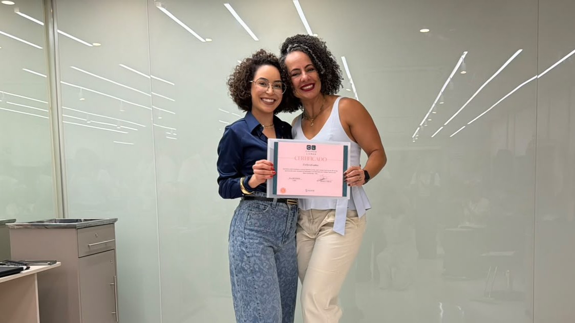 Evelyn Jesuino participa de especialização em cabelos cacheados e crespos com Mabel Garcia, em Belo Horizonte