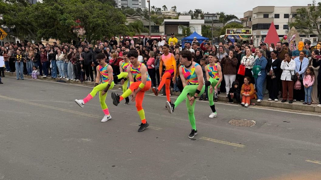 FJF tem empate inédito no primeiro lugar do desfile em Morro da Fumaça
