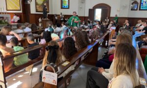 Missa com as Crianças lota Igreja Matriz São Roque em Morro da Fumaça