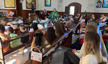 Missa com as Crianças lota Igreja Matriz São Roque em Morro da Fumaça