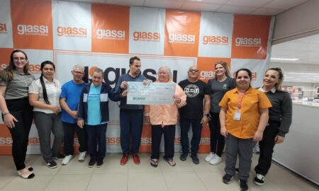 APAE de Morro da Fumaça recebe mais de mil reais do Troco Solidário do Giassi