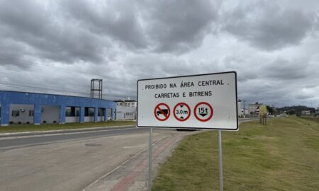 Demutran inicia instalação de placas que proíbem trânsito de veículos pesados no centro de Morro da Fumaça