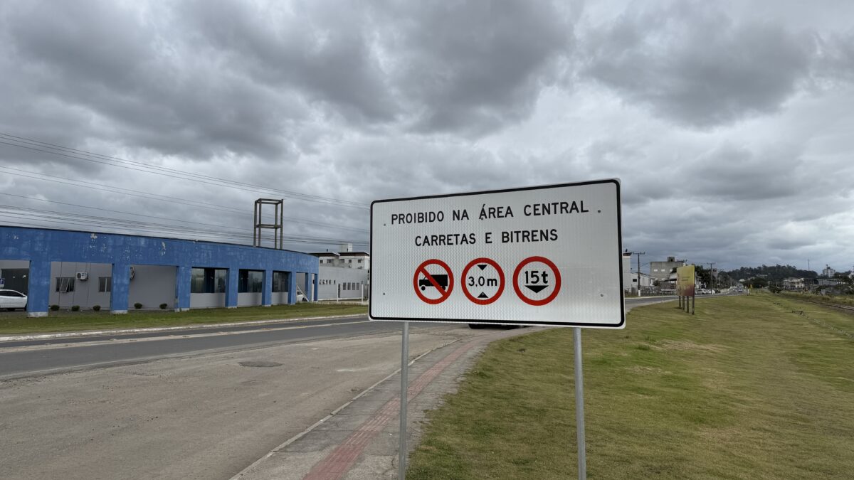 Demutran inicia instalação de placas que proíbem trânsito de veículos pesados no centro de Morro da Fumaça