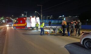 Mulher de 47 anos fica ferida após queda de moto