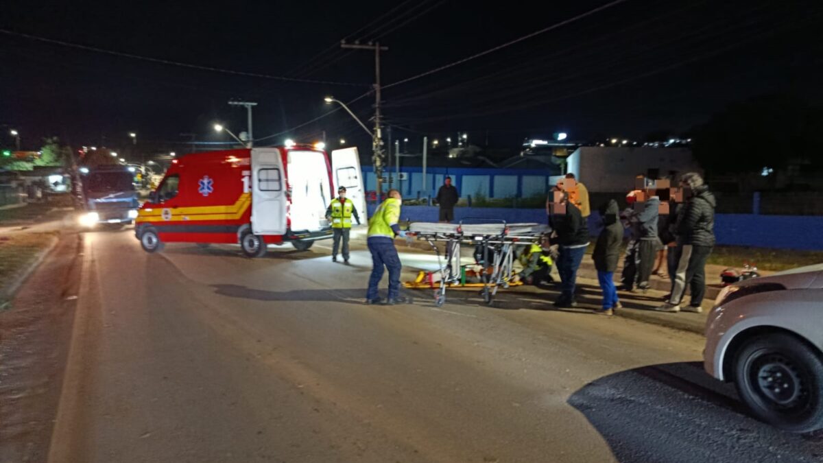 Mulher de 47 anos fica ferida após queda de moto