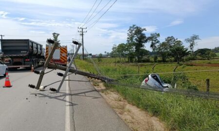 Colisão contra poste deixa motorista ferida na SC-443