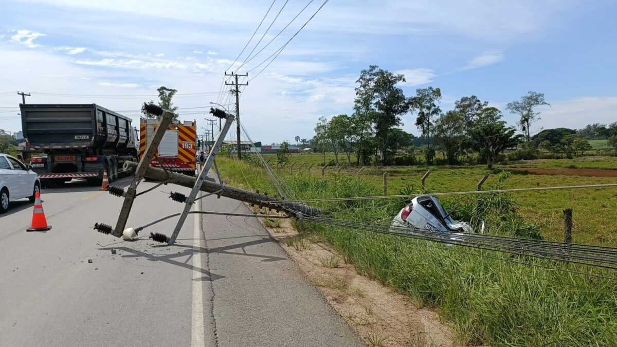 Colisão contra poste deixa motorista ferida na SC-443