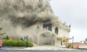 Incêndio atinge Igreja Matriz de Treze de Maio na manhã deste domingo