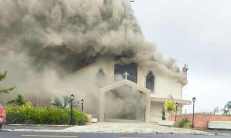 Incêndio atinge Igreja Matriz de Treze de Maio na manhã deste domingo
