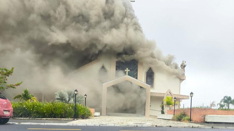 Incêndio atinge Igreja Matriz de Treze de Maio na manhã deste domingo