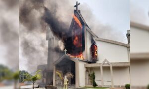 Incêndio atinge Igreja Matriz de Treze de Maio na manhã deste domingo