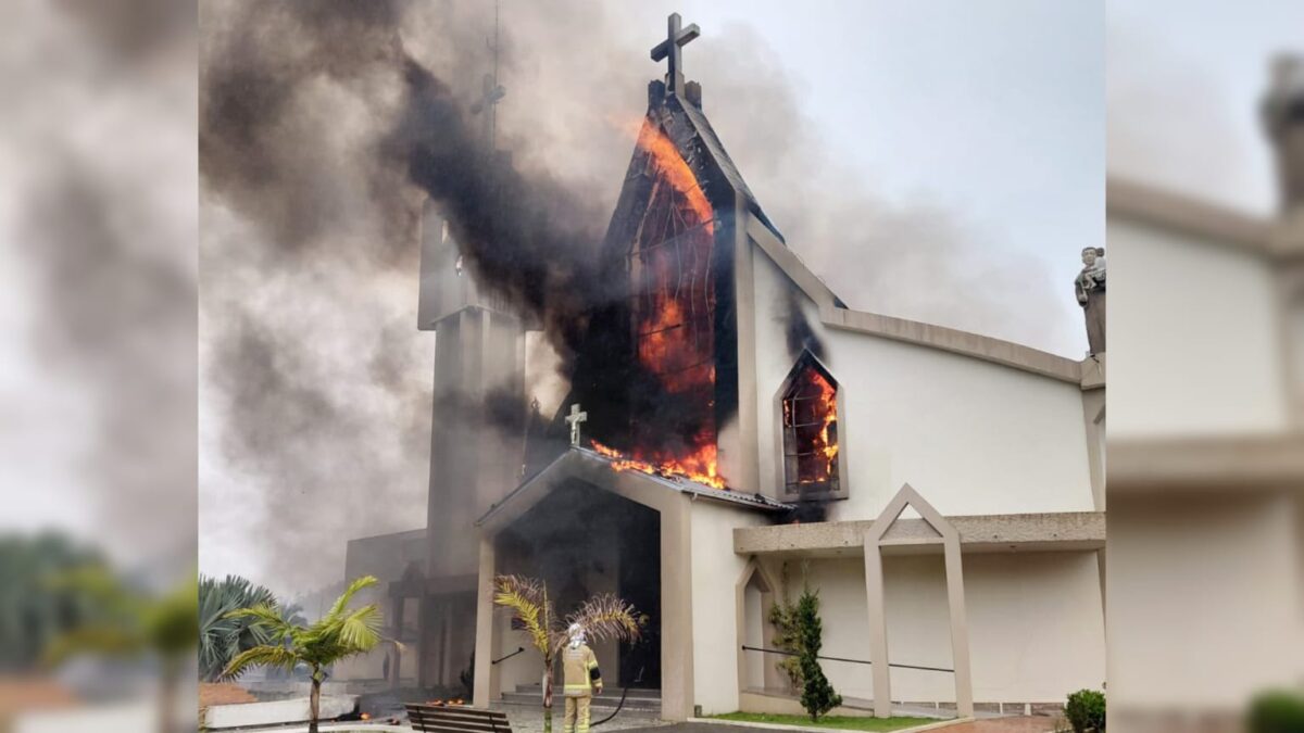 Incêndio atinge Igreja Matriz de Treze de Maio na manhã deste domingo