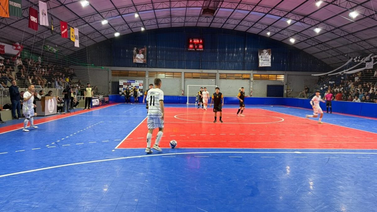 Com arquibancada cheia, Os Cabeludos e Porks vencem na primeira rodada da FJF