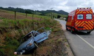 Colisão entre carro e caminhão deixa motorista ferido
