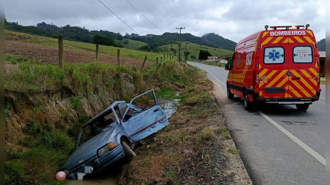 Colisão entre carro e caminhão deixa motorista ferido