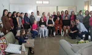 Cantinho do Amor realiza palestra sobre cuidados com o bebê e entrega kits às gestantes