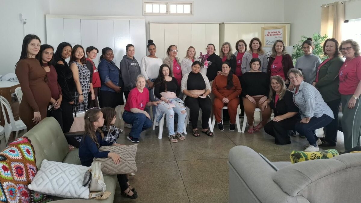Cantinho do Amor realiza palestra sobre cuidados com o bebê e entrega kits às gestantes